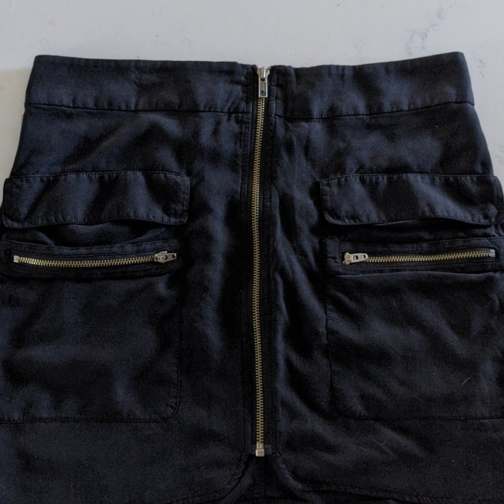 Black zip up guess skirt